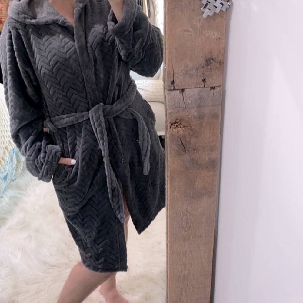 Gray Plush Robe for Ultimate Comfort - Picture 2 of 6